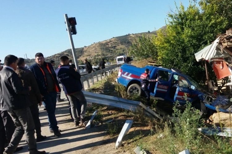 Jandarma aracıyla &ccedil;arpışan ara&ccedil; s&uuml;r&uuml;c&uuml;s&uuml; hayatını kaybetti