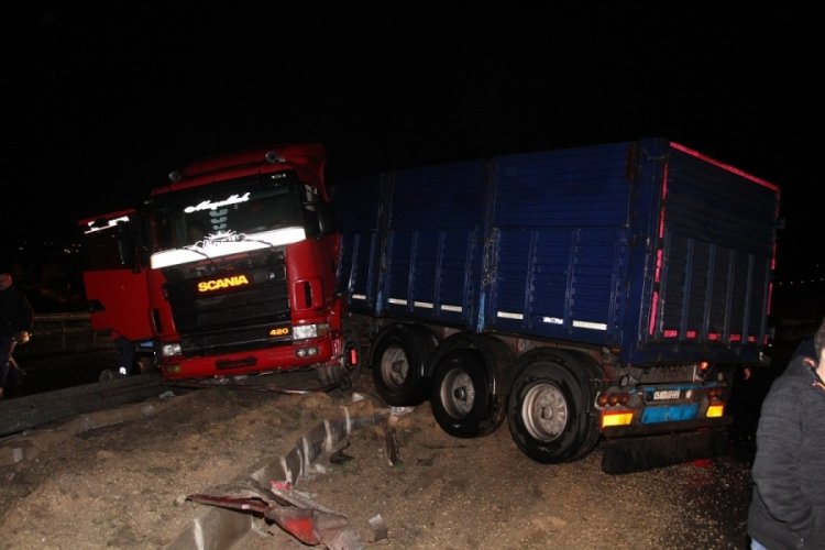 Kontrolden &ccedil;ıkan tır kaza yaptı, s&uuml;r&uuml;c&uuml; 153 promil alkoll&uuml; &ccedil;ıktı
