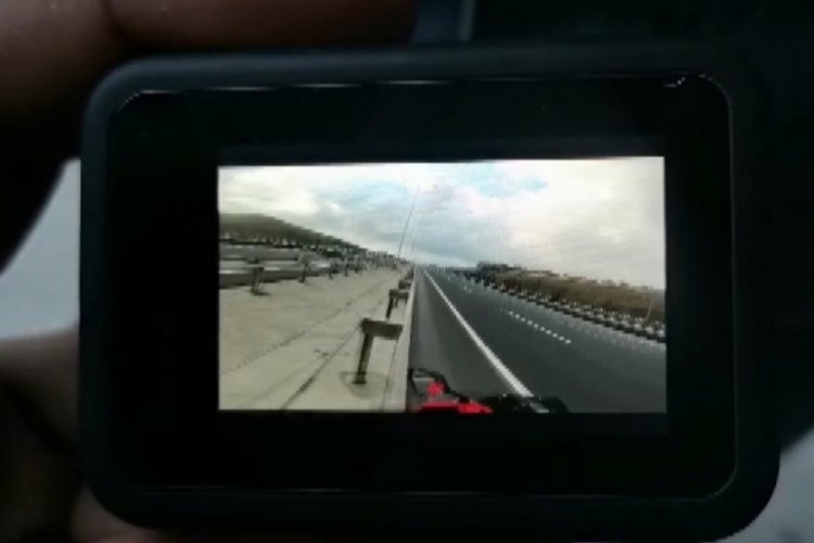 Adıyaman'da otomobil bariyere &ccedil;arptı