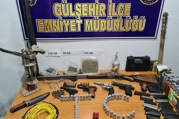 Cinsel saldırıdan aranırken evinde cephanelik &ccedil;ıktı