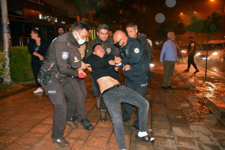 Adana'da komşularına sinirlenip eşyaları atmış