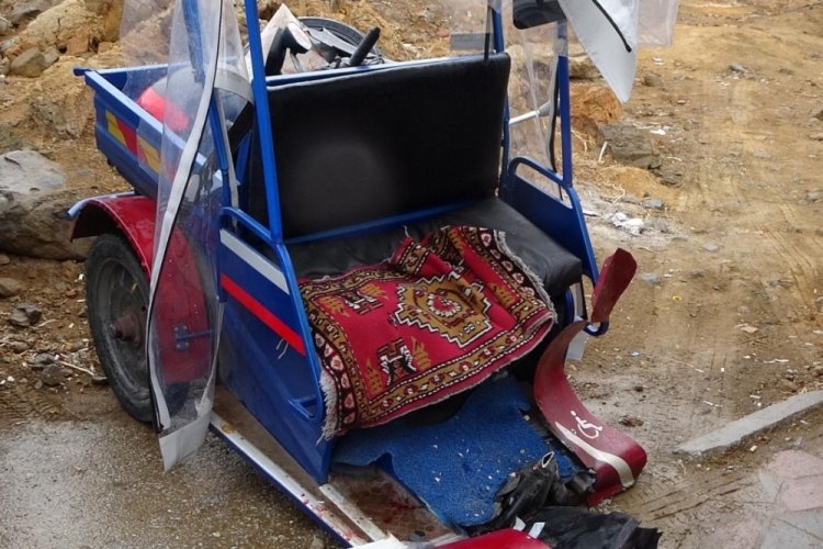 Yozgat'ta engelli aracıyla duraktaki otob&uuml;se &ccedil;arptı