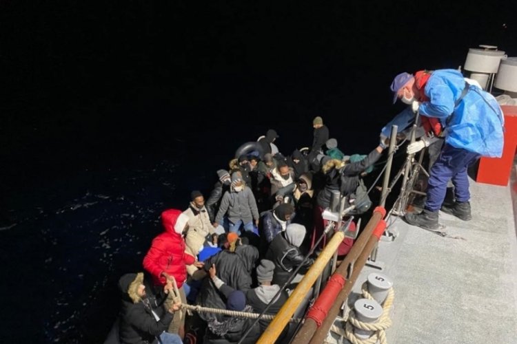 İzmir a&ccedil;ıklarında 59 ka&ccedil;ak g&ouml;&ccedil;men kurtarıldı