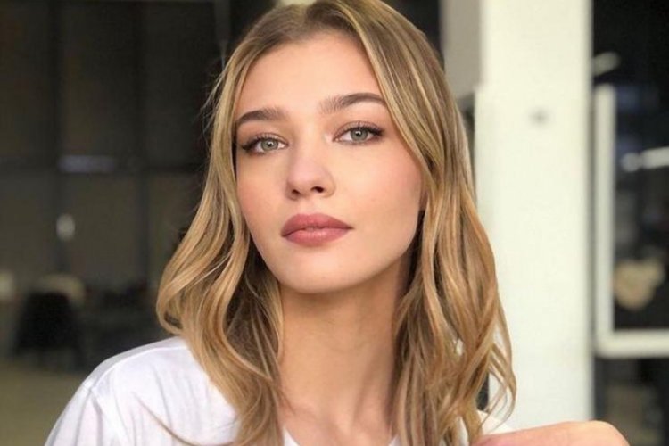 Melisa D&ouml;ngel'in dikkat &ccedil;eken yatak pozu