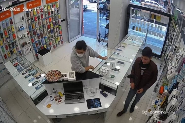 D&uuml;kkan sahibinin g&ouml;z&uuml; &ouml;n&uuml;nde 11 bin liralık telefonu kapıp ka&ccedil;tı