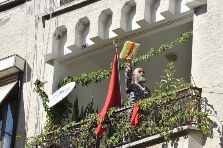 Kirasını &ouml;demediği i&ccedil;in tahliye edileceğini &ouml;ğrenince balkonunda eylem yaptı