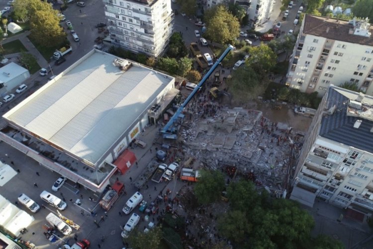İzmir'deki 'Doğanlar Apartmanı'nda zemindeki d&uuml;kkanların tabanlarında bombeler vardı'