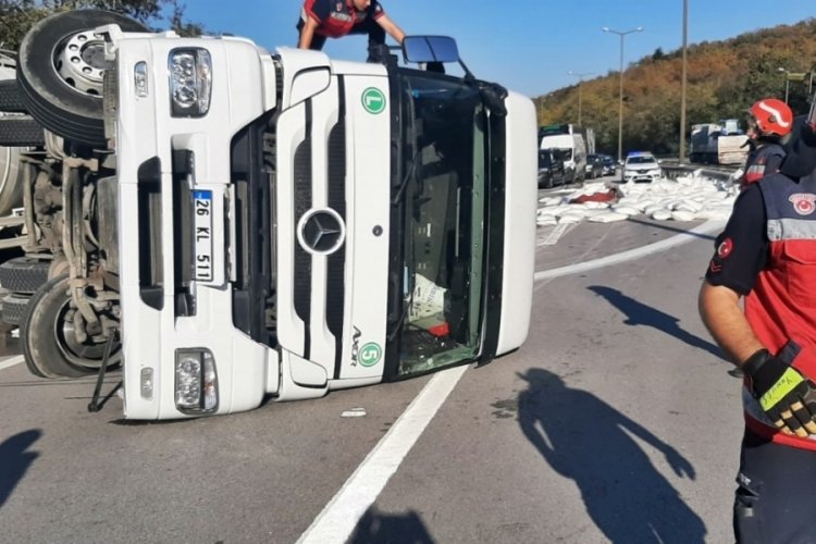 TEM'de TIR devrildi! &Ccedil;uvalları yola sa&ccedil;ıldı