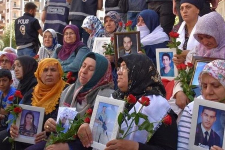 Diyarbakır'da evlat n&ouml;beti tutan annelerden biri daha &ccedil;ocuğuna kavuştu