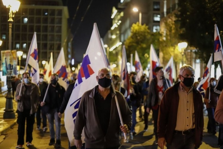 Komşuda iş&ccedil;iler sokağa indi: K&ouml;le olmayacağız