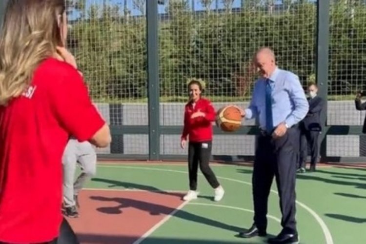 Cumhurbaşkanı Erdoğan, &Uuml;mraniye Millet Bah&ccedil;esi'nde gen&ccedil;lerle basketbol oynadı