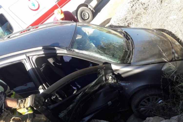 Bursa'da kamyonla &ccedil;arpışan otomobildeki 3 kişi yaralandı