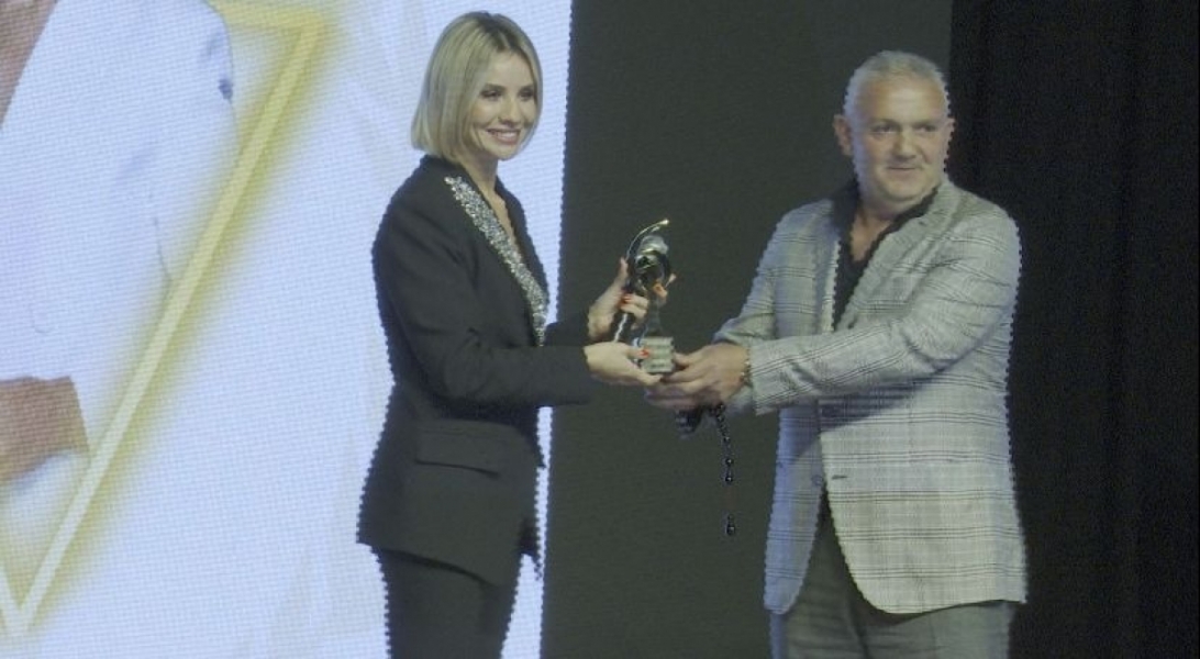 "Yılın En İyi Kadın Sunucusu" &ouml;d&uuml;l&uuml; Esra Erol'a