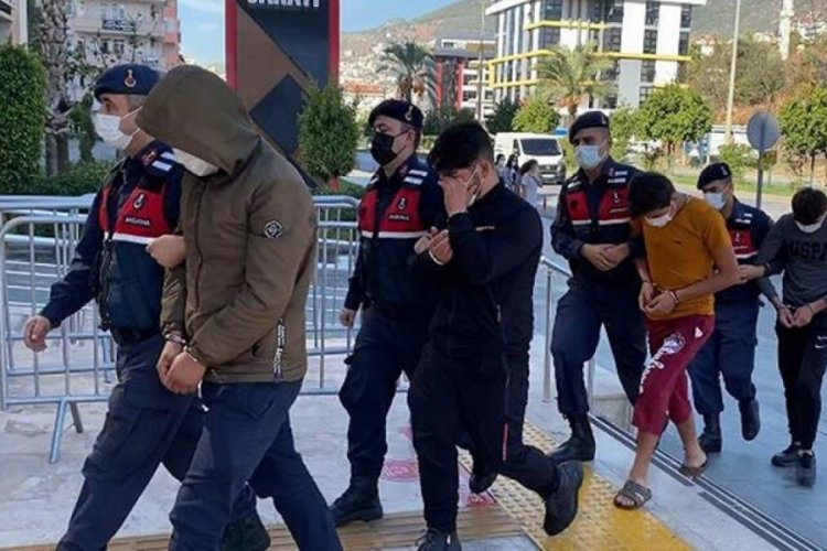 Antalya'da 100 bin lira değerinde avokado &ccedil;alan şahıslar yakalandı
