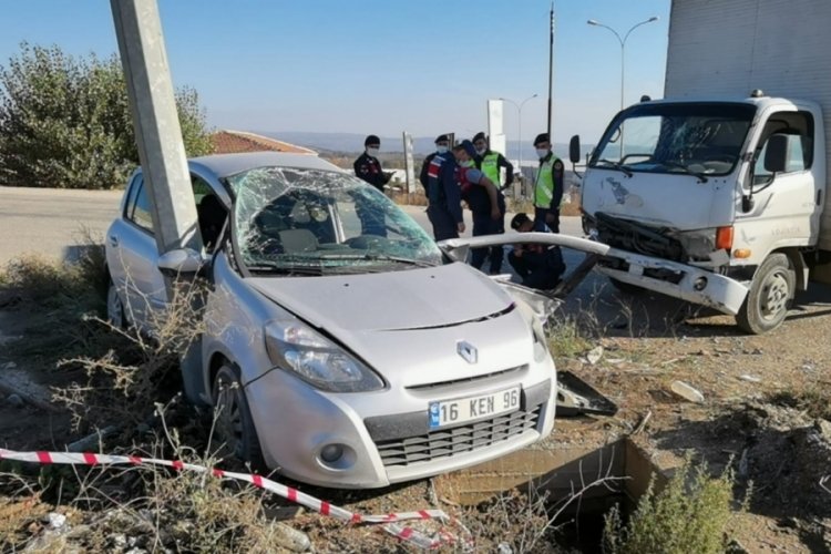 Bursa'da kamyonet ve otomobil &ccedil;arpıştı: 3 yaralı