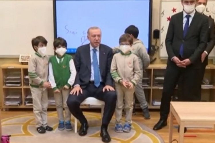 Cumhurbaşkanı Erdoğan &ccedil;ocuklarla birlikte şarkı seslendirdi
