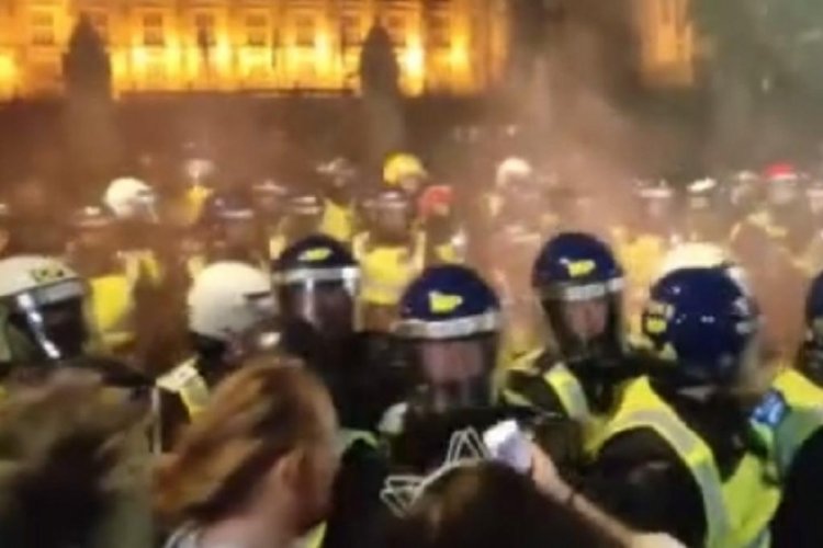 V for Vendetta maskeli protestocular polisle &ccedil;atıştı
