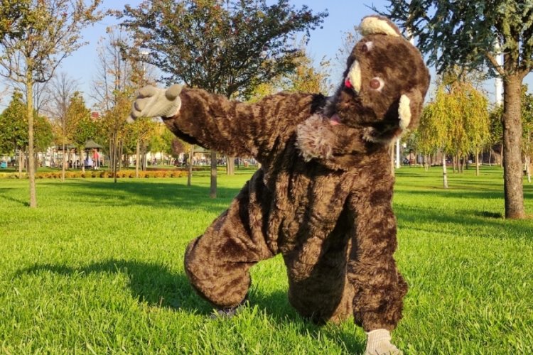 Bursa'da ayı kost&uuml;m&uuml;yle parka gitti! Zehirli mantar uyarısı...