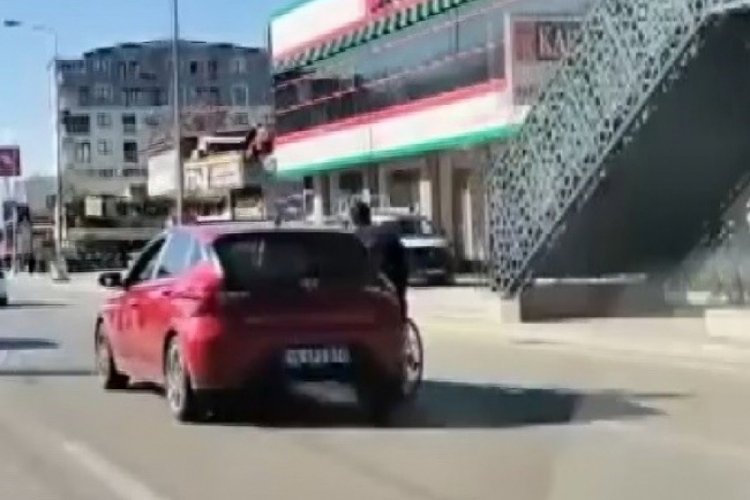 Bursa'da otomobile tutunan gen&ccedil; canını tehlikeye attı