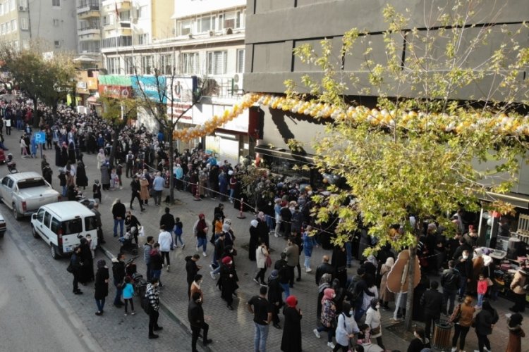 Bursa'da mağaza a&ccedil;ılışında izdiham! Vir&uuml;s&uuml; unutuldu