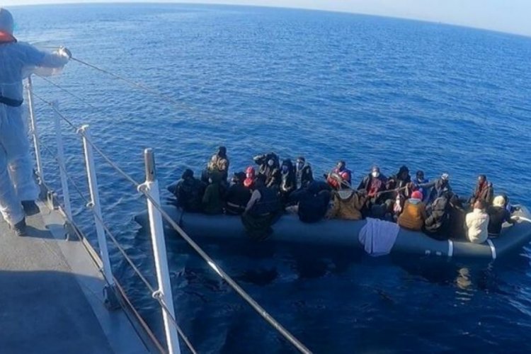 Yunanistan'ın ittiği 54 ka&ccedil;ak g&ouml;&ccedil;men kurtarıldı