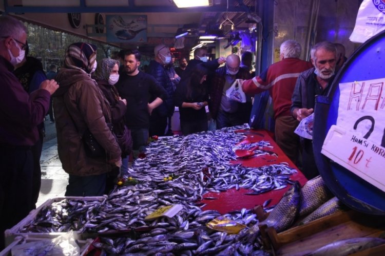 Hamsinin kilosu 10 liraya d&uuml;şt&uuml;, tezgahlarda kuyruklar oluştu