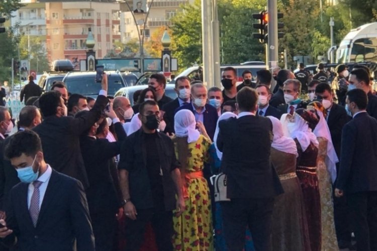 Cumhurbaşkanı Erdoğan, Batmanlı kadınların K&uuml;rt&ccedil;e şarkılarıyla karşılandı