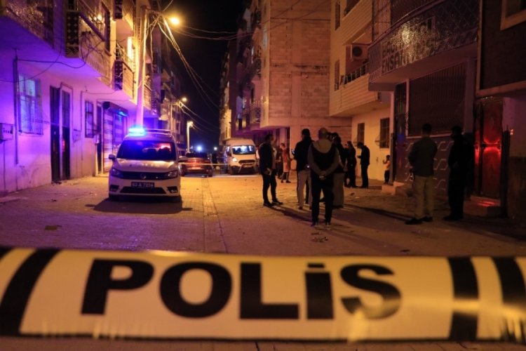 Şanlıurfa'da &ccedil;ocukların tartışmasına b&uuml;y&uuml;kler de karıştı: 2 yaralı