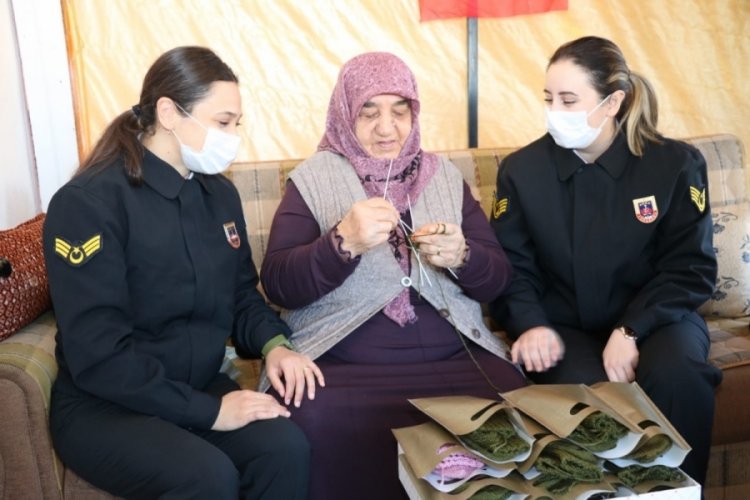 &Ouml;rd&uuml;ğ&uuml; &ccedil;orapları askerlere hediye etti