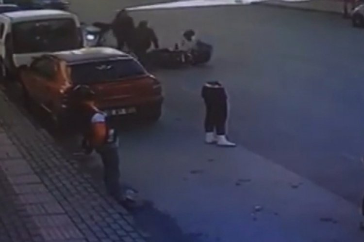 Bursa'da yaşlı adam, kendisine &ccedil;arpan motosiklet s&uuml;r&uuml;c&uuml;s&uuml;ne sarıldı