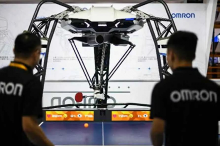 İnsanlarla masa tenisi oynayan robot b&uuml;y&uuml;k ilgi topladı