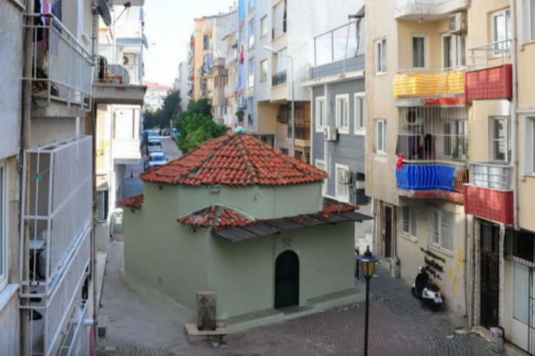 Sokağı ikiye b&ouml;len t&uuml;rbe g&ouml;renleri şaşırtıyor