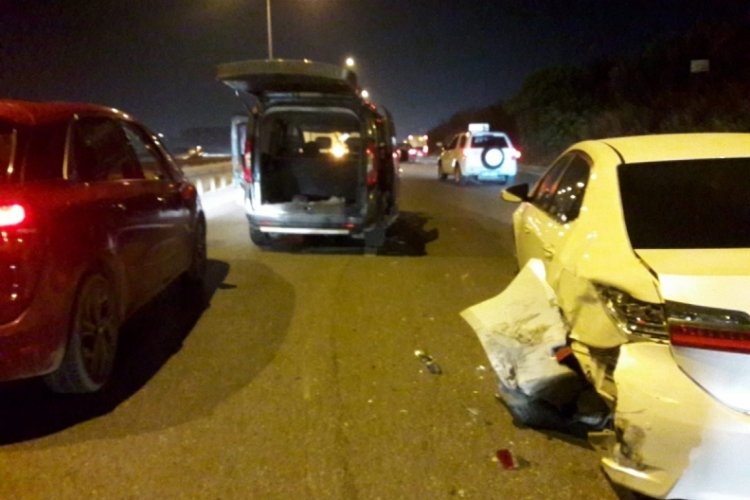 Bursa'da 3 aracın karıştığı kazada trafik kilitlendi (&Ouml;ZEL HABER)