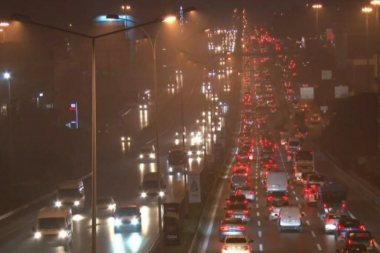 İstanbul'u sis vurdu, yoğunluk y&uuml;zde 60'ı g&ouml;rd&uuml;