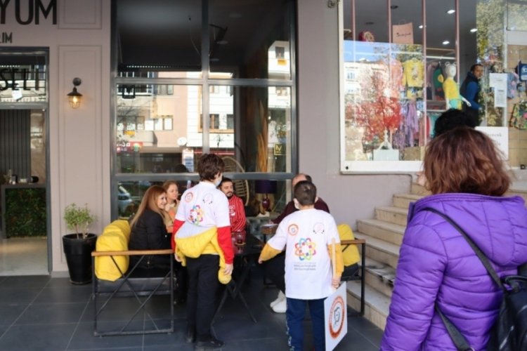 Bursa'da minik &ouml;ğrenciler sokak hayvanları i&ccedil;in mama dağıttı