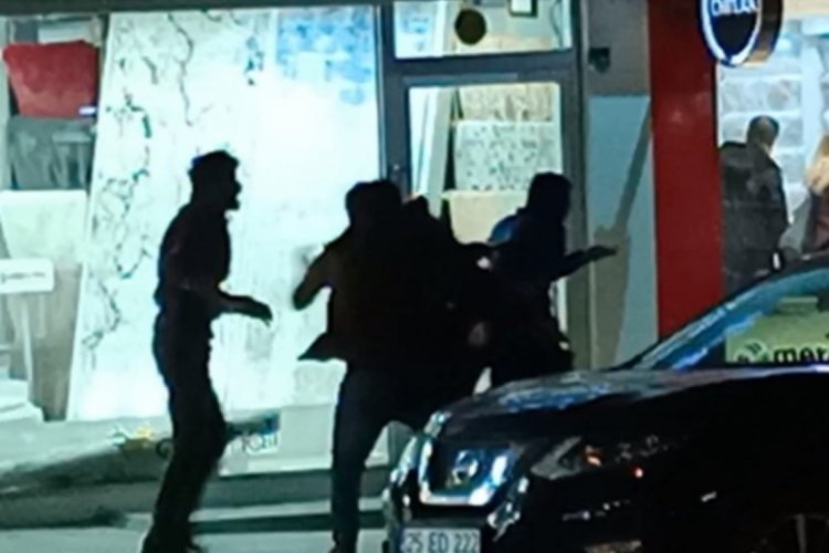 Erzurum'da cadde ortasında yumruklar havada u&ccedil;uştu