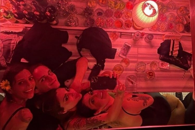 Bilge &Ouml;zt&uuml;rk, k&uuml;&ccedil;&uuml;k aşkını ailesiyle tanıştırdı