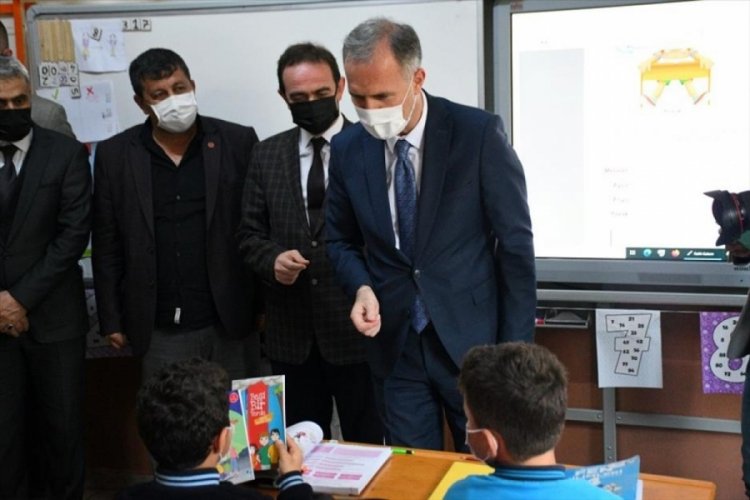 Bursa'da İneg&ouml;l Belediyesi &ouml;ğrencileri kitapla buluşturuyor