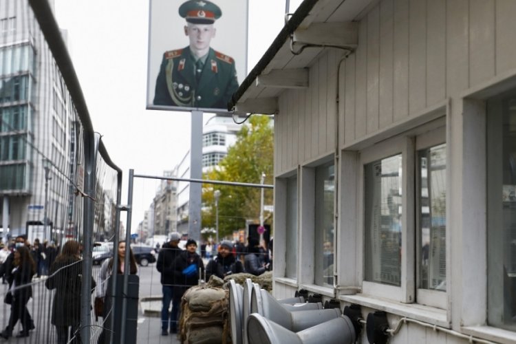 Berlin Duvarı'nın yıkılışının &uuml;zerinden 32 yıl ge&ccedil;ti