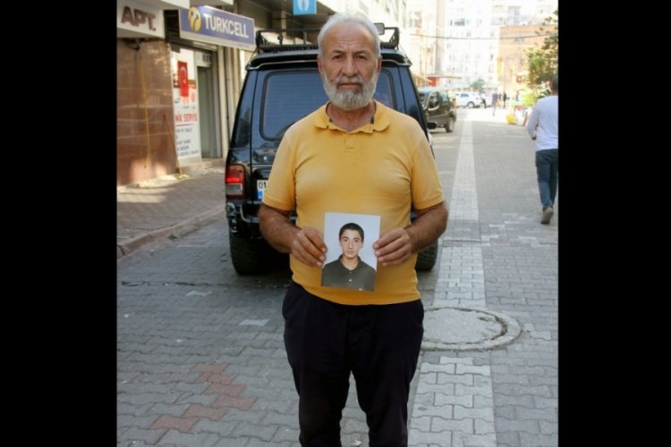 Bir baba sokak sokak gezip kayıp oğlunu arıyor