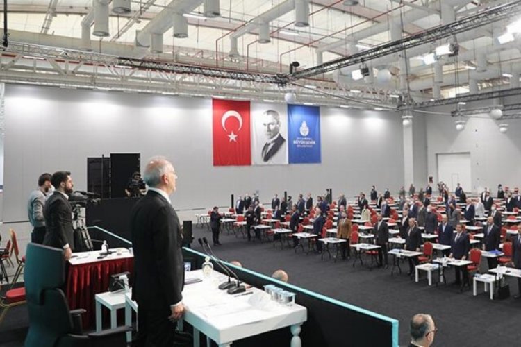 İBB Meclisi İYİ Partili L&uuml;tf&uuml; T&uuml;rkkan'a tepki olarak şehitler i&ccedil;in saygı duruşu ile başladı
