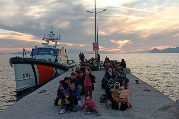 Muğla'da ahşap teknede 79 ka&ccedil;ak g&ouml;&ccedil;men kurtarıldı