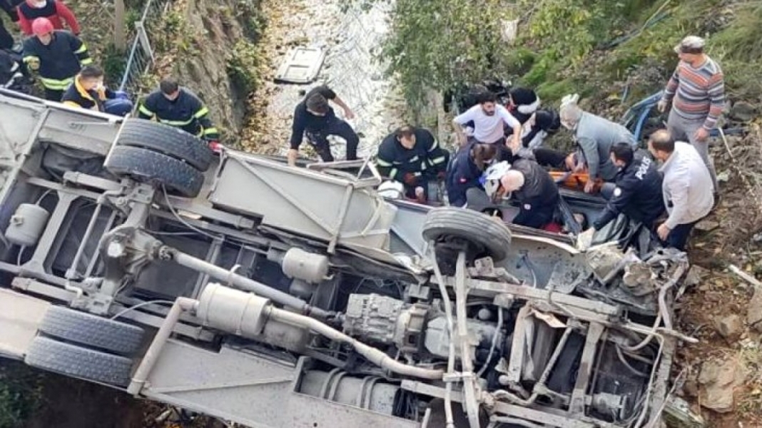 Servis minib&uuml;s&uuml; dere yatağına u&ccedil;tu, &ccedil;ok sayıda yaralı var