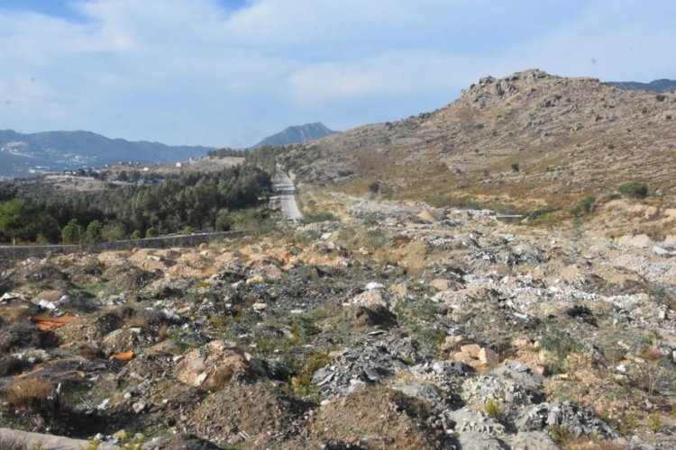 Muğla Bodrum'da toplanma alanı moloz yığınlarıyla doldu