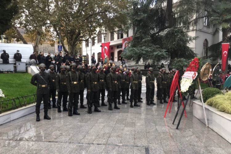 Bursa'da Ulu &Ouml;nder vefatının 83'&uuml;nc&uuml; yıl d&ouml;n&uuml;m&uuml;nde Valilik &ouml;n&uuml;nde anıldı