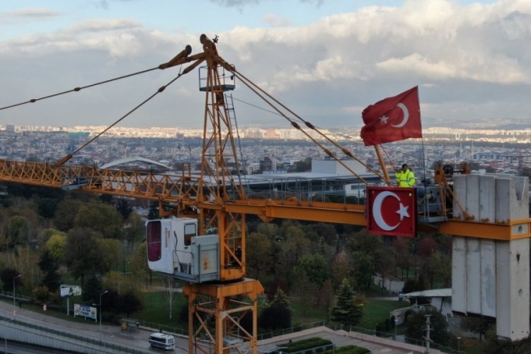 Bursa'da 80 metre y&uuml;kseklikte Ata'ya saygı