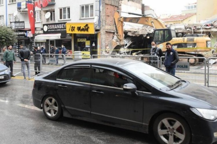 Malatya'da &ccedil;&ouml;ken binanın bulunduğu cadde ara&ccedil; trafiğine a&ccedil;ıldı
