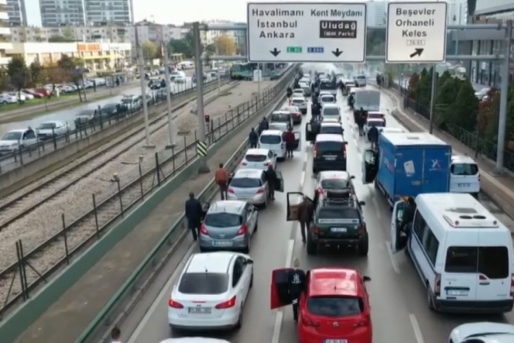 Bursa'da &ouml;ğrenciler Bursa-İzmir yolunu trafiğe kapattı