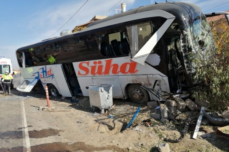 Yolcu otob&uuml;s&uuml;yle kamyonetin &ccedil;arpıştığı kazada 2 &ouml;l&uuml;