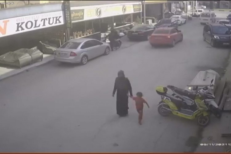 Bursa'da oğluna hırsızlık yaptıran kadın kameraya b&ouml;yle yakalandı
